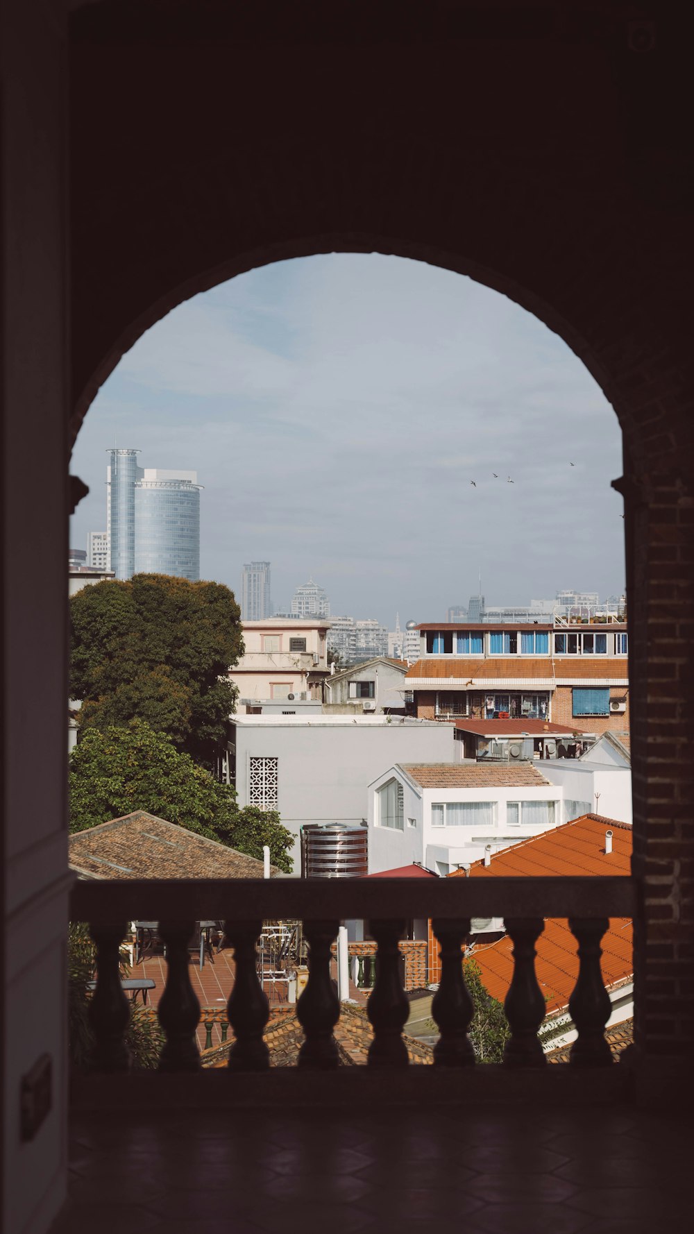 edifícios de concreto branco e marrom perto de árvores verdes durante o dia