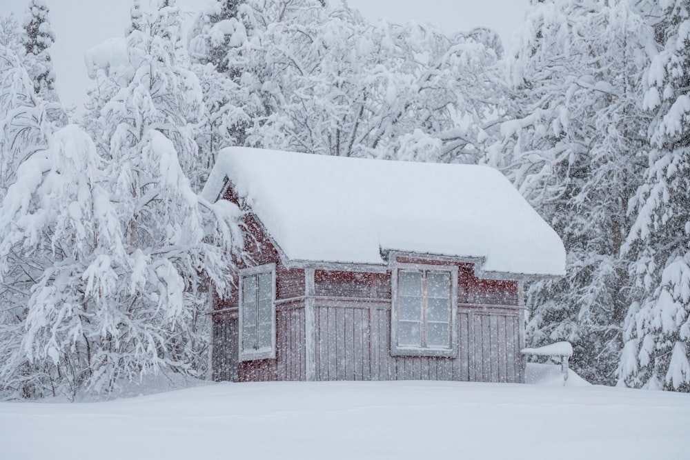 Casa de madera marrón cubierta de nieve