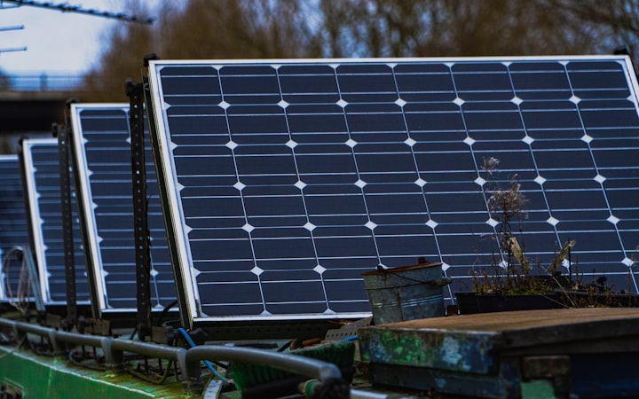 太陽光パネルと送電線