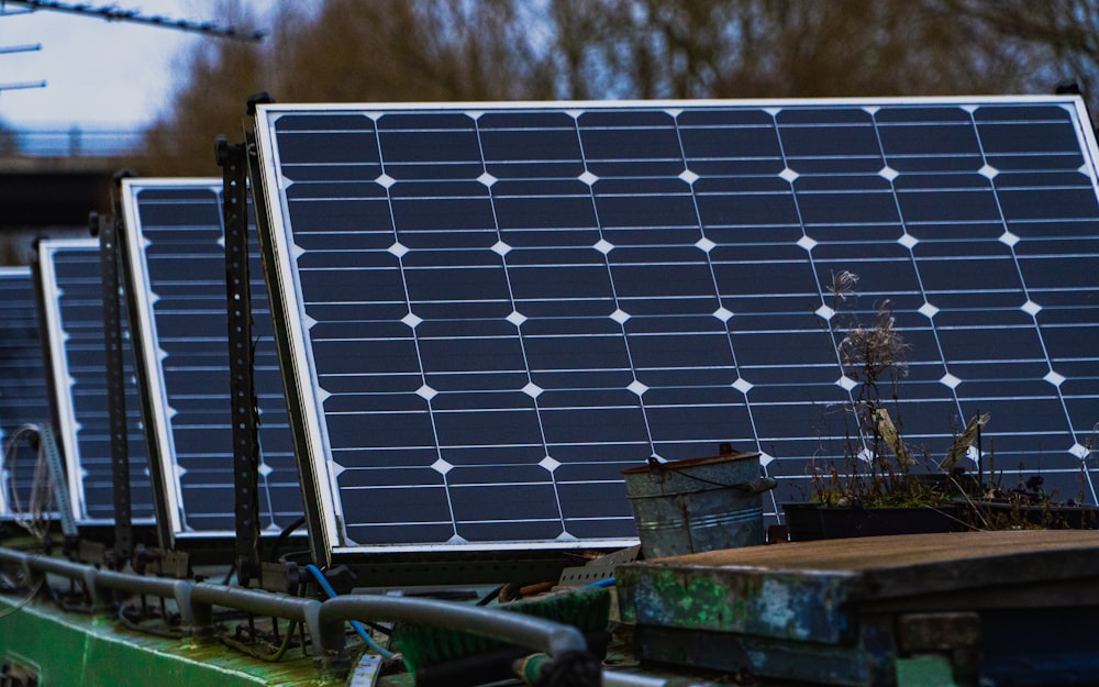 Paneles solares azules sobre banco de madera marrón