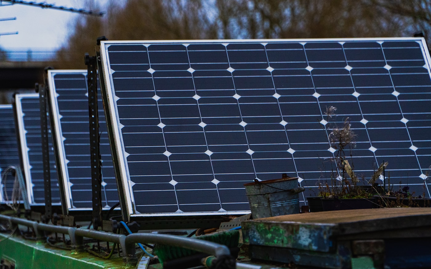 Solarmodule im Detail auf einer Holzfläche