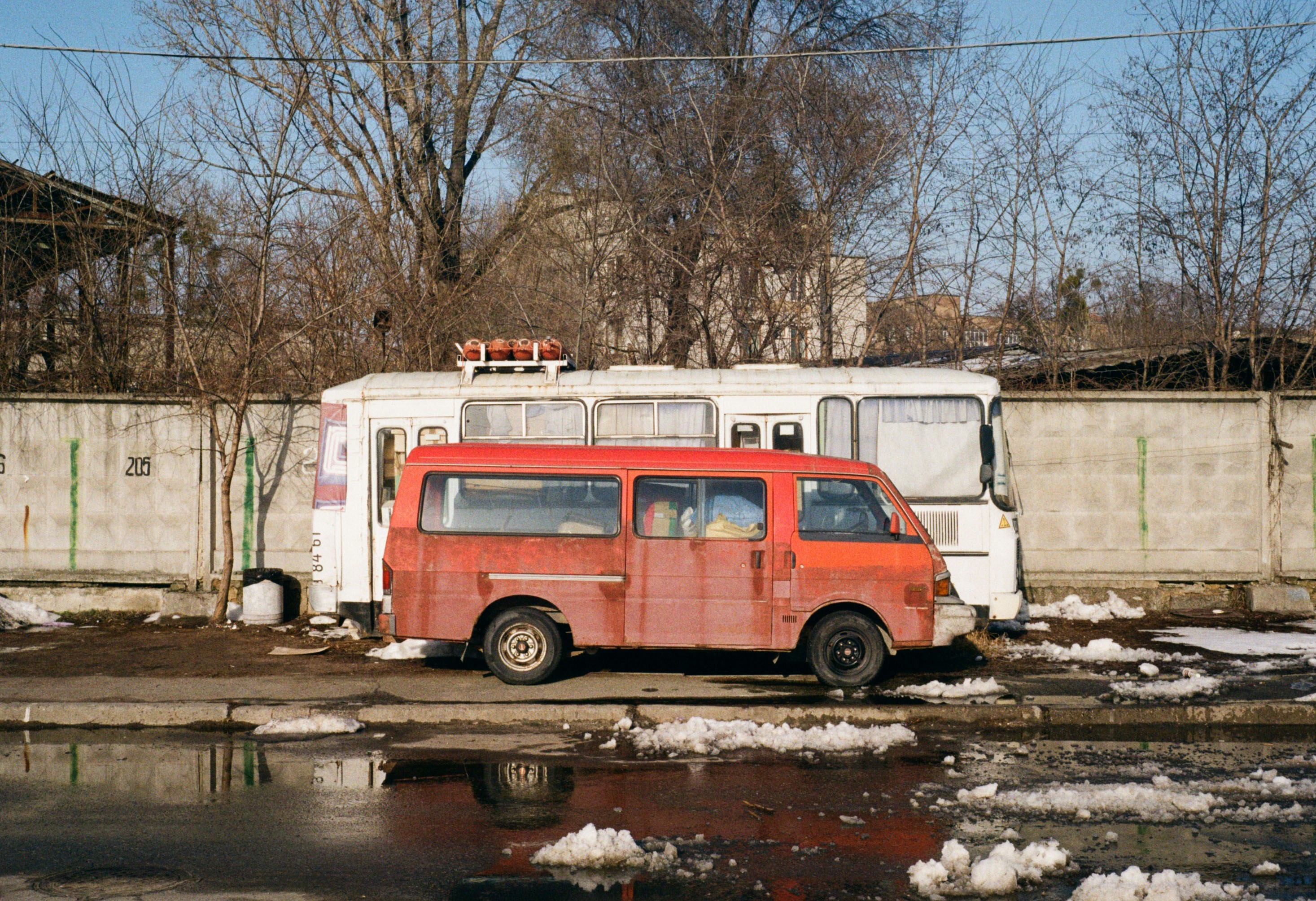 an old van is parked on the side of the road (Photo by Andrew Keymaster on Unsplash)