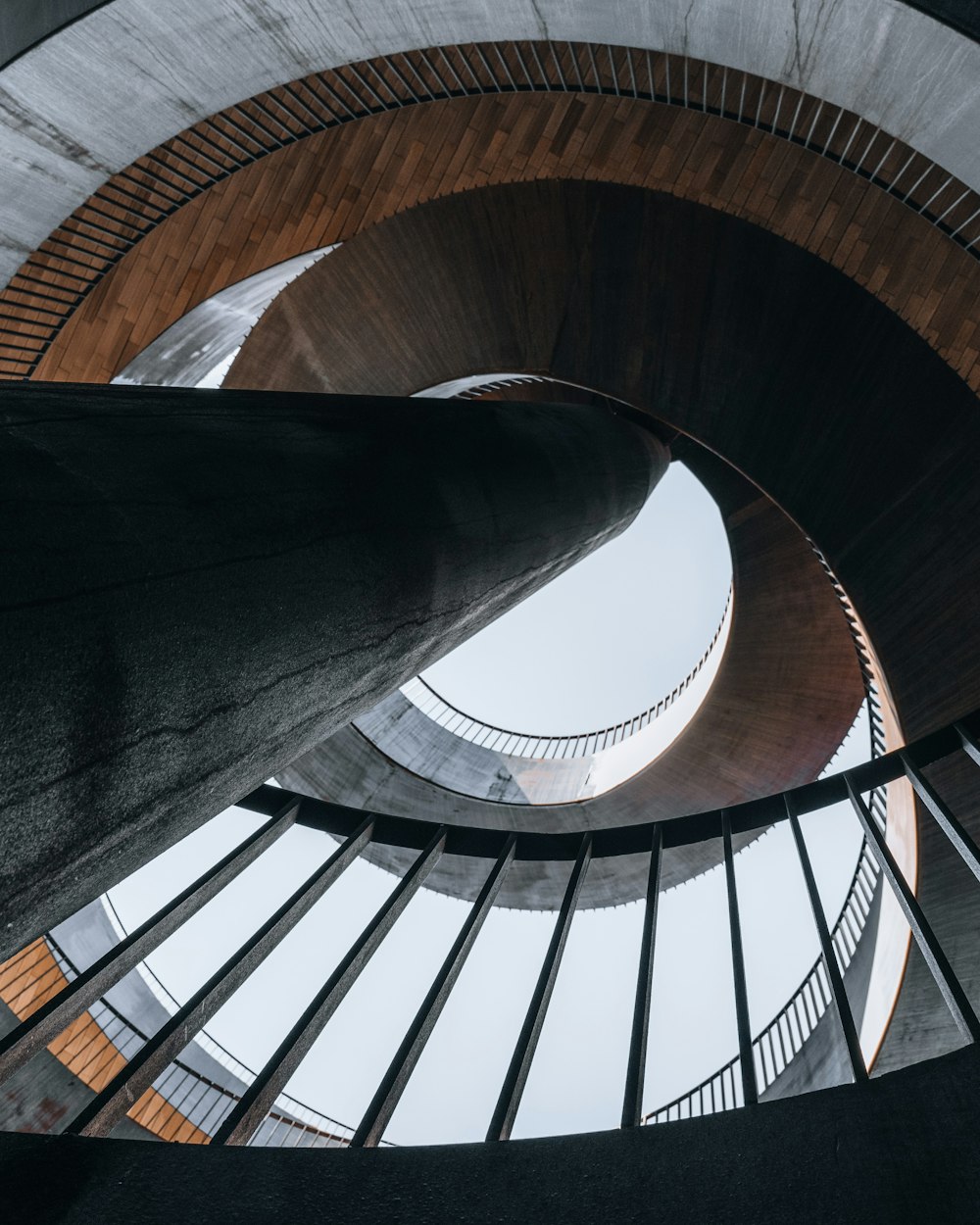 escalier en colimaçon noir et marron