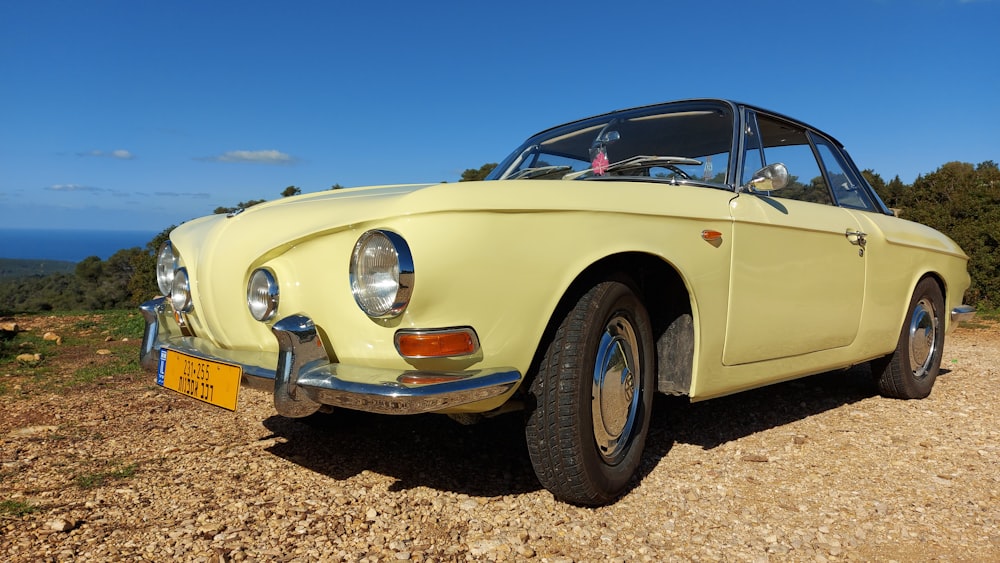 Auto d'epoca bianca su terreno marrone durante il giorno