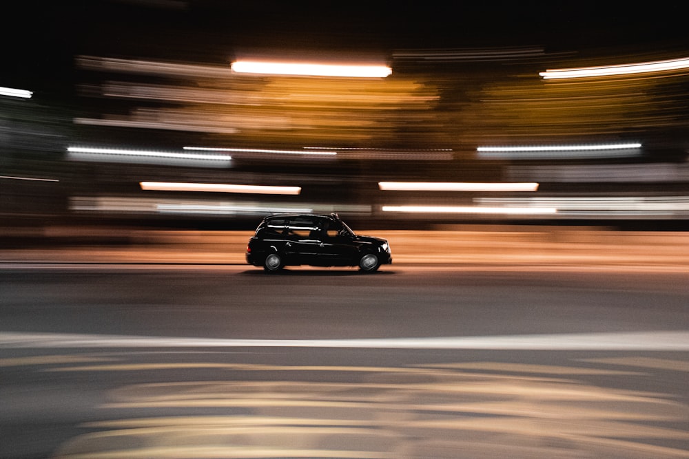 Coche negro en la carretera durante la noche