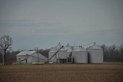 Industrial storage silo with integrated conveyor system