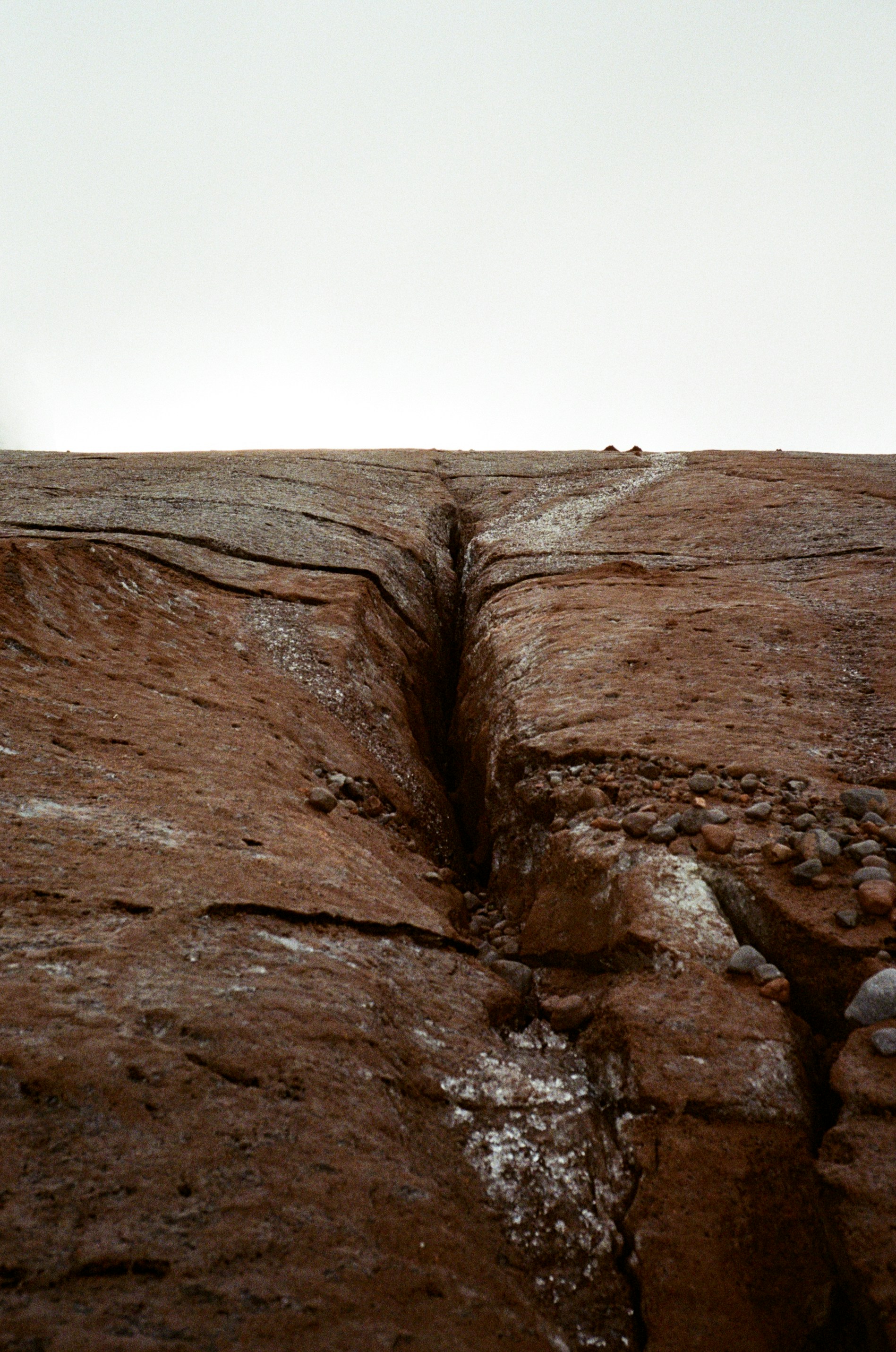 昼間の白い空の下での茶色の岩層