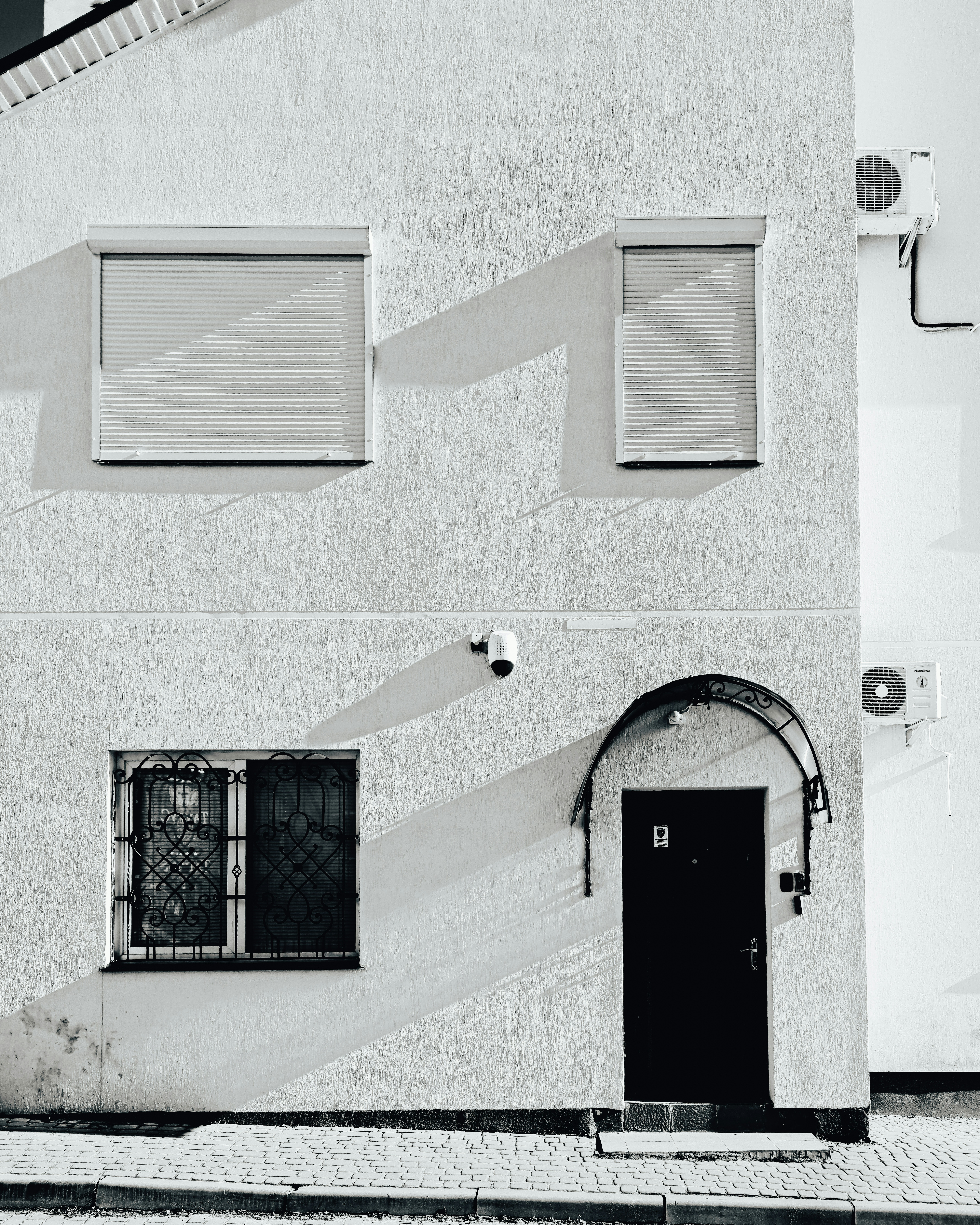 Schwarzer Flachbildfernseher an weißer Wand