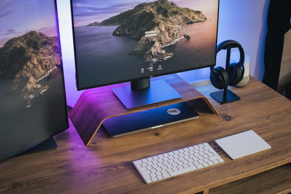 silver imac on brown wooden desk