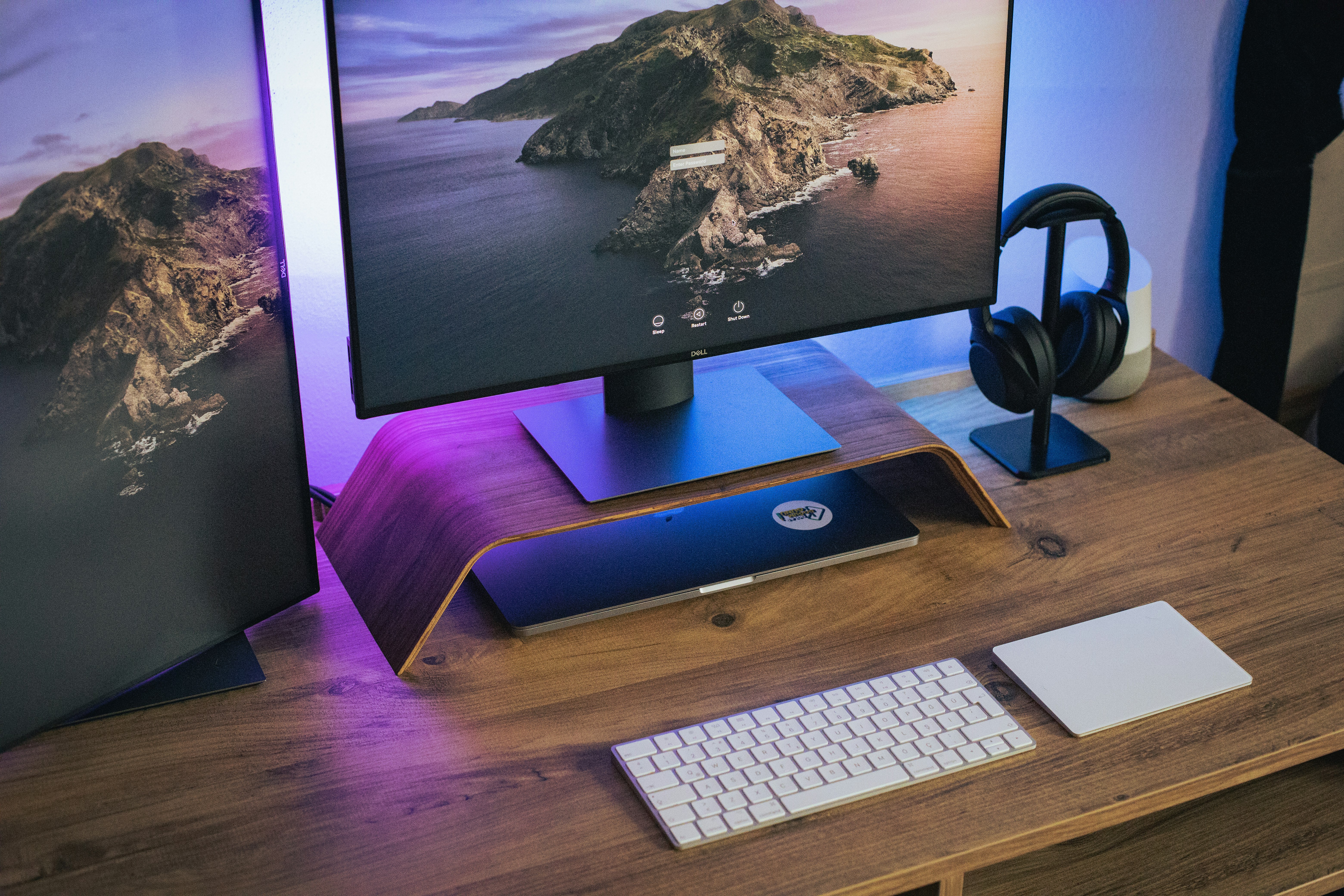 silver imac on brown wooden desk