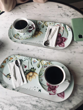 Turuncu ve siyah renklerle vurgulanmış mimari çizimlerin masada sergilenişi.