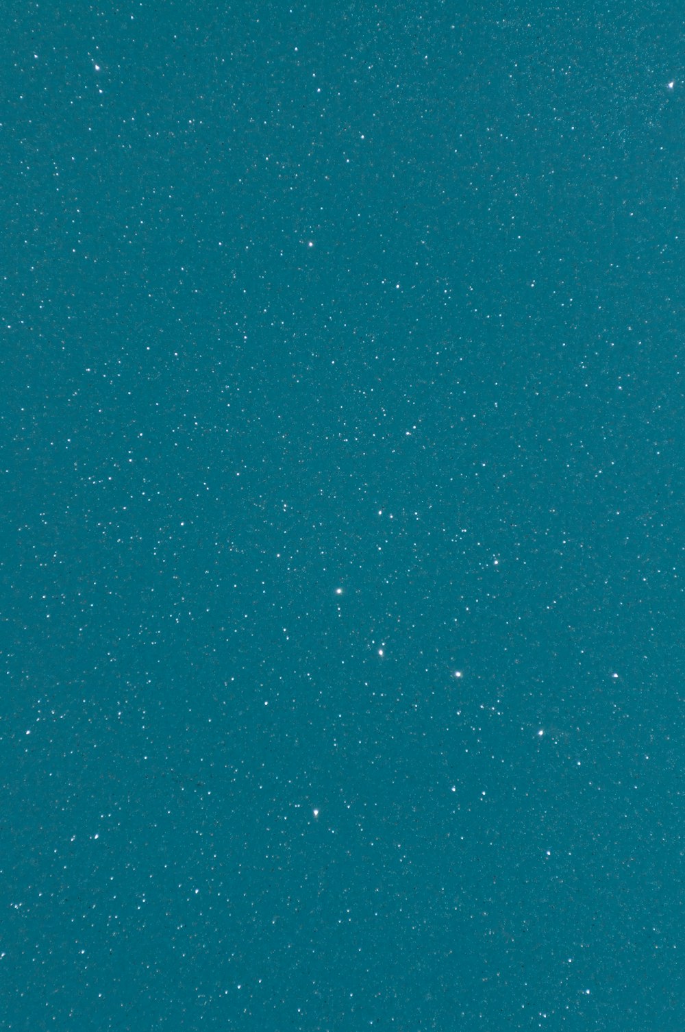 estrellas blancas y negras en el cielo azul