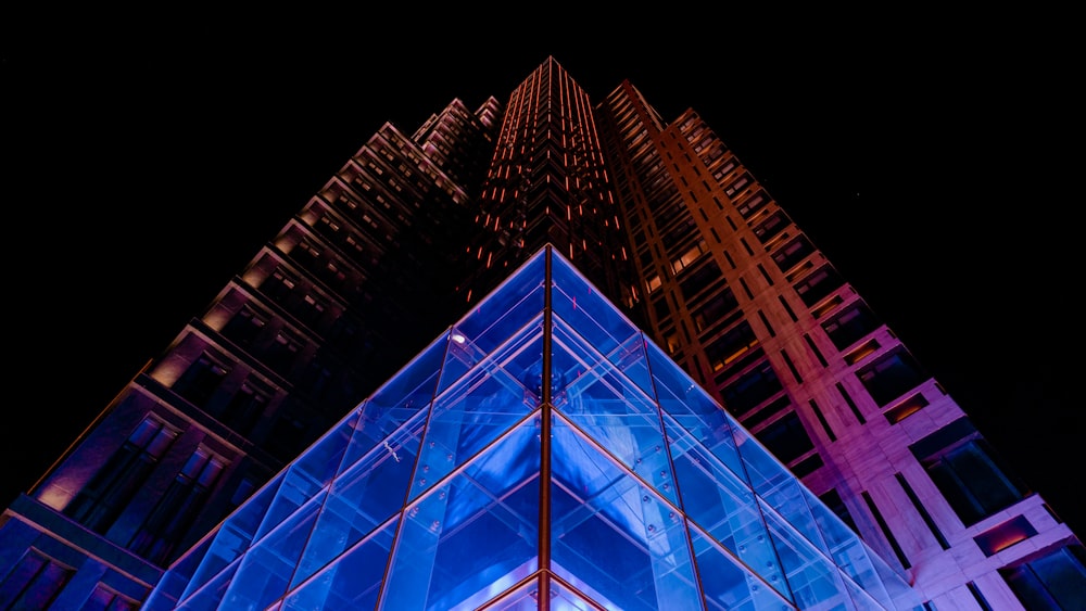 Photographie en contre-plongée d’un bâtiment en verre