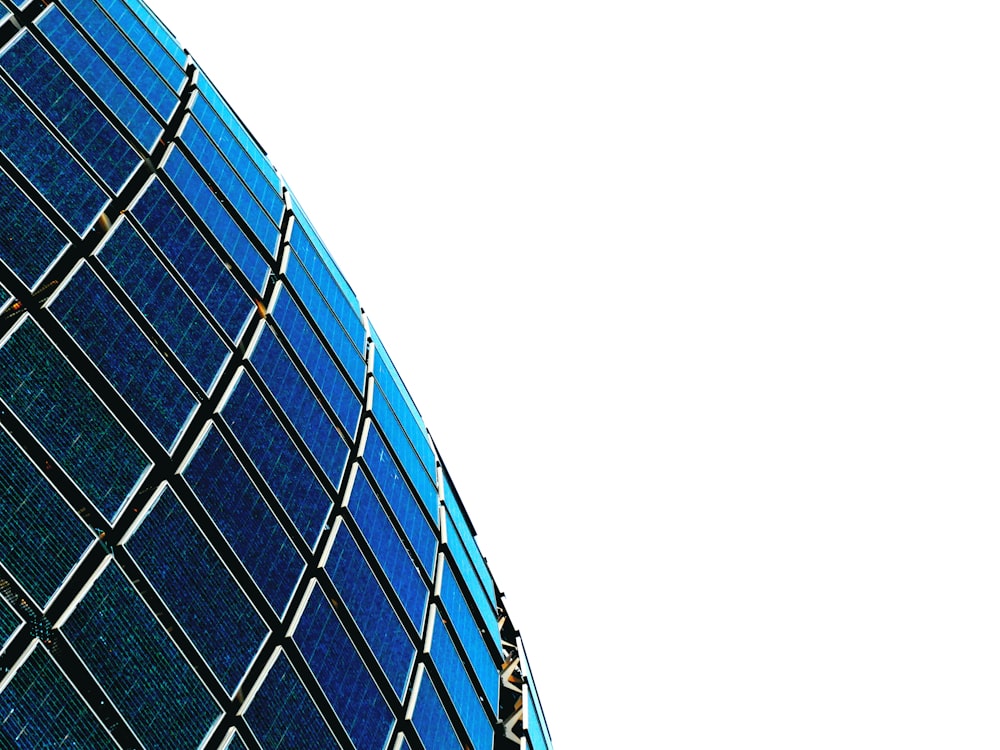 edificio in vetro blu e nero
