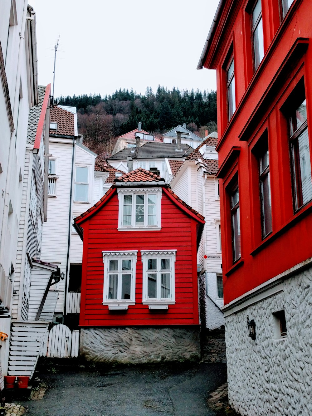 Casa de hormigón rojo y blanco