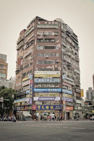 The exterior of Sunhing Industrial Building with a clear view of the entrance at 22 Kin Fat Street, Tuen Mun.