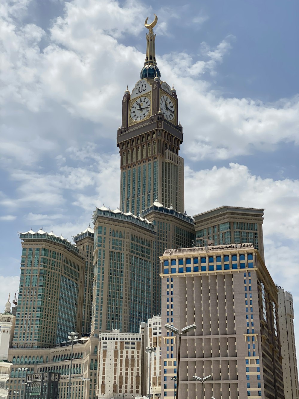 Edificio de hormigón marrón y blanco durante el día