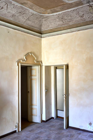 Before and after image of a freshly painted living room in a house in Majadahonda.