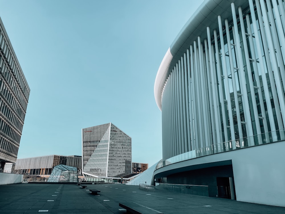 Edificio de hormigón blanco y gris durante el día