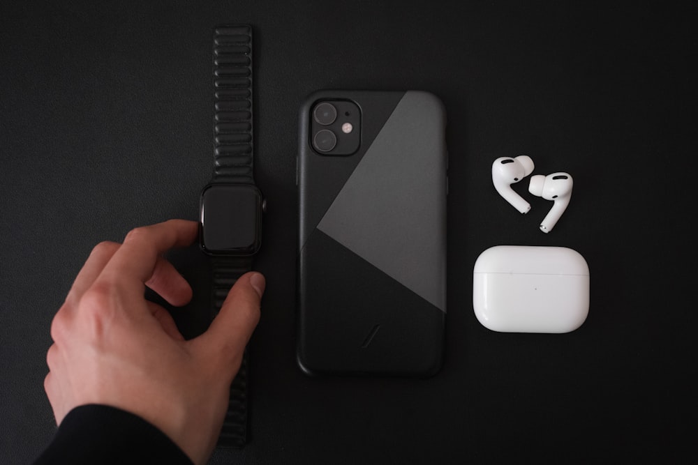 iphone 7 preto com airpods de maçã branca