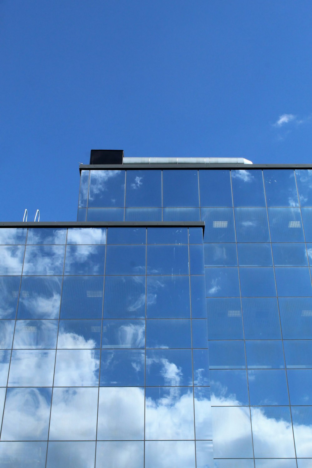 青と白のガラス張りの建物
