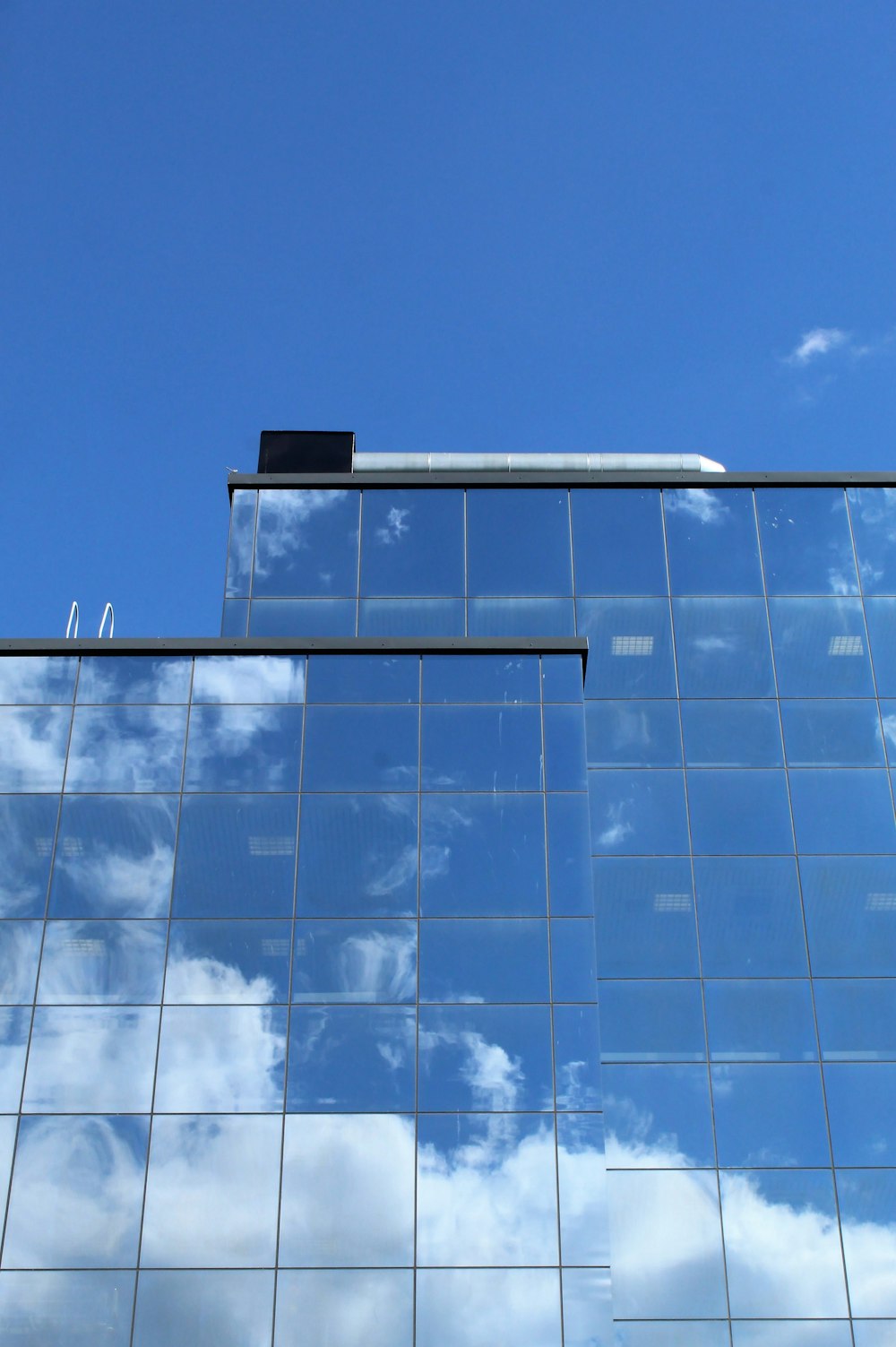 edificio in vetro blu e bianco