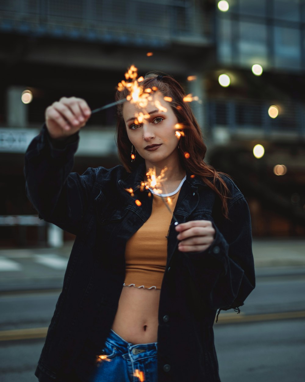 mulher na jaqueta preta segurando o faísca