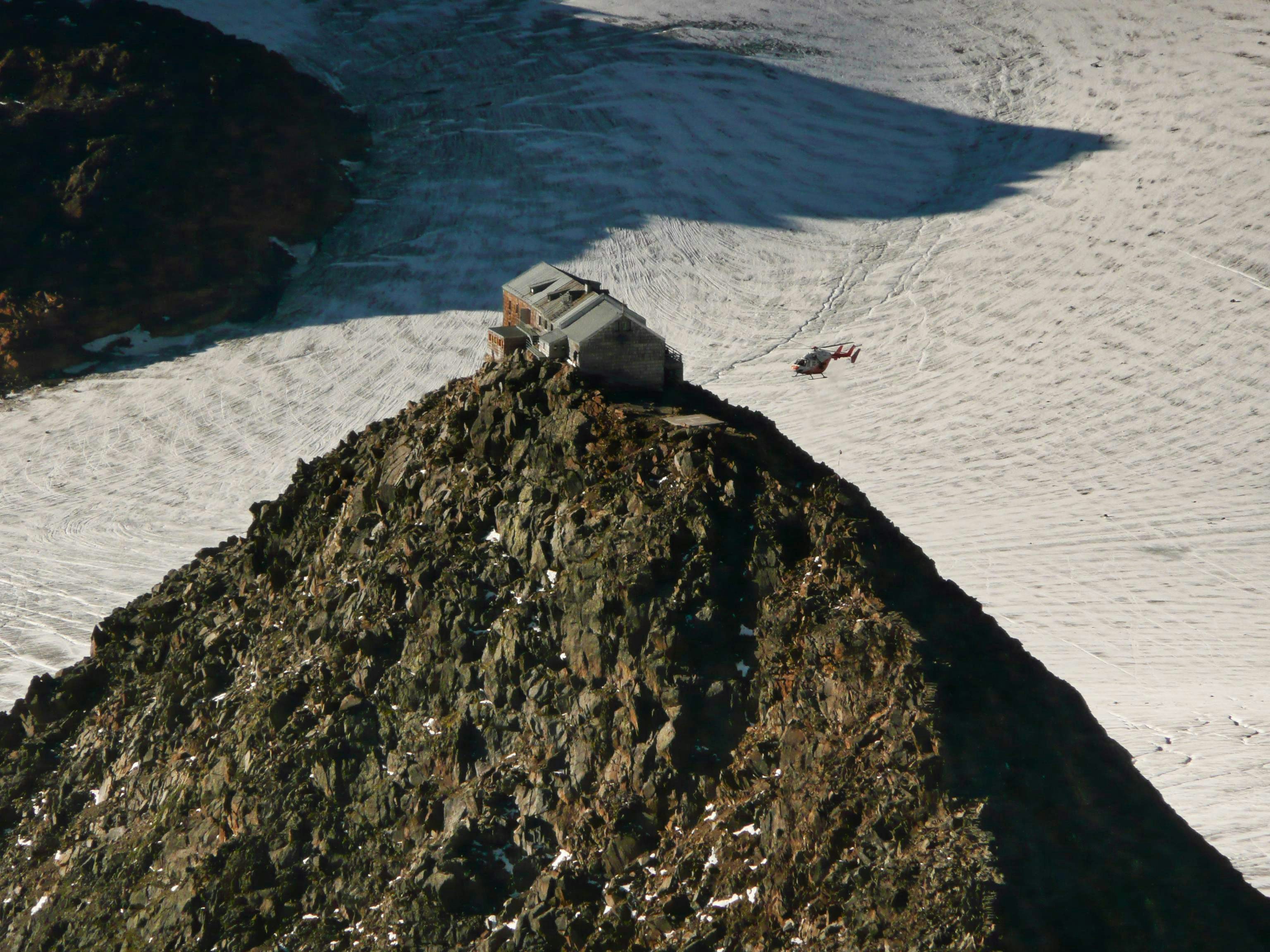 Mountain peak landscape, ilustrasi artikel Trek Lighter, Go Further: Ultralight Backpacking Gear for Long-Distance Trails 7