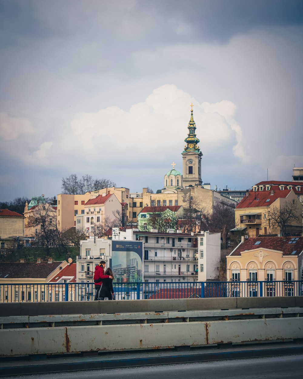 bâtiment en béton brun et vert sous un ciel nuageux pendant la journée