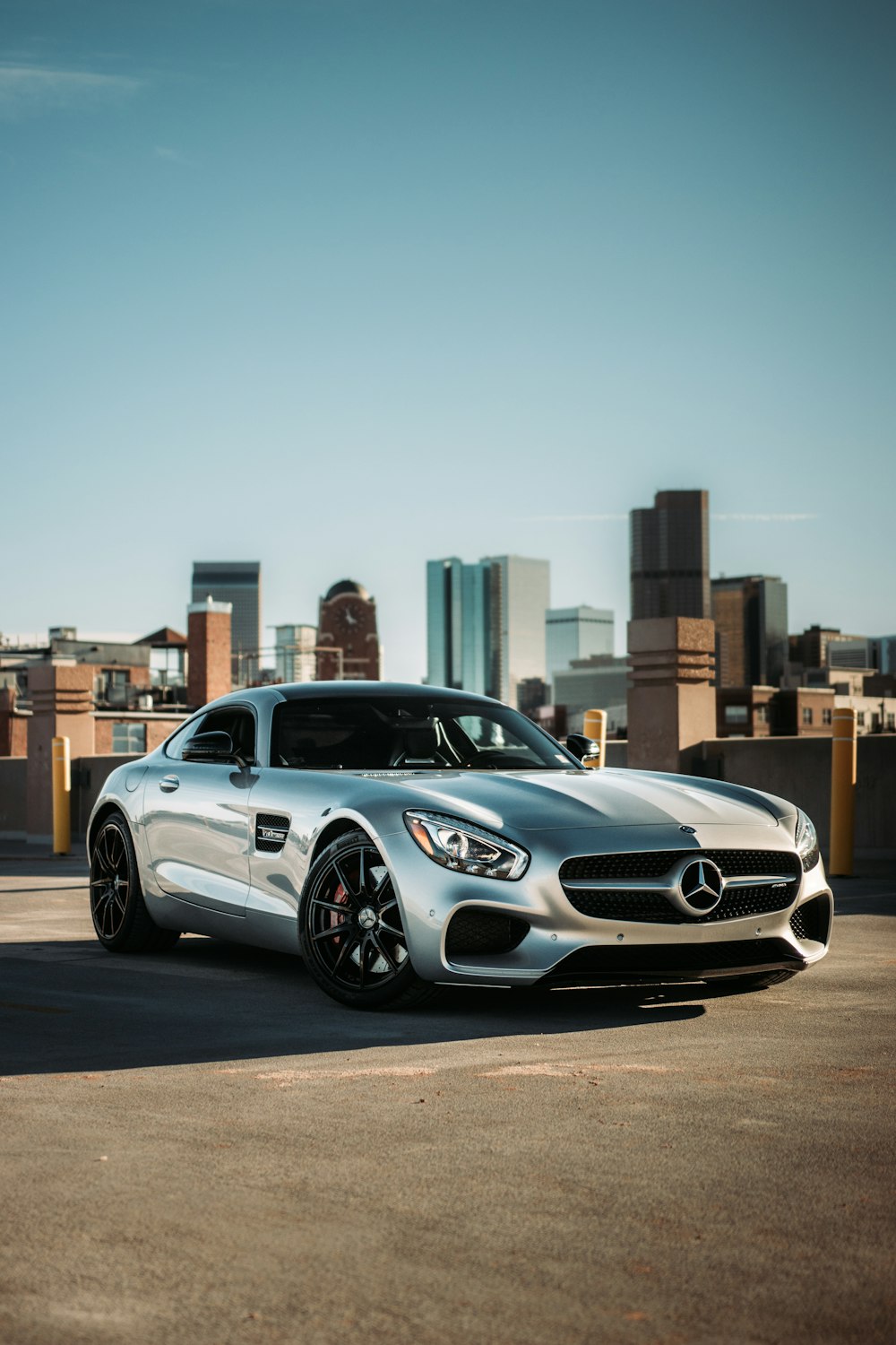 Mercedes Benz Coupé prata estacionado em estrada de concreto cinza durante o dia