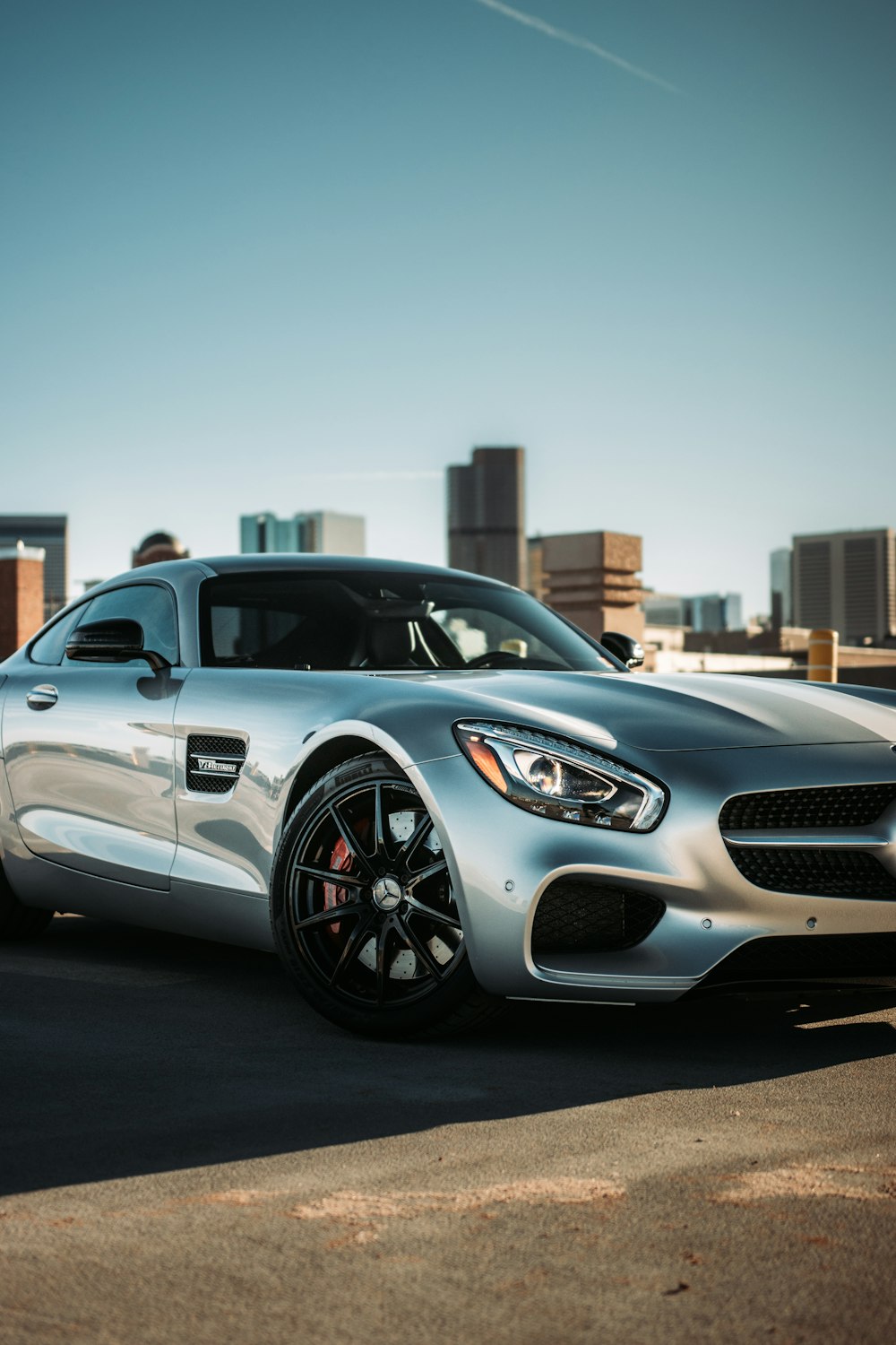 Mercedes Benz coupé argentée sur la route pendant la journée