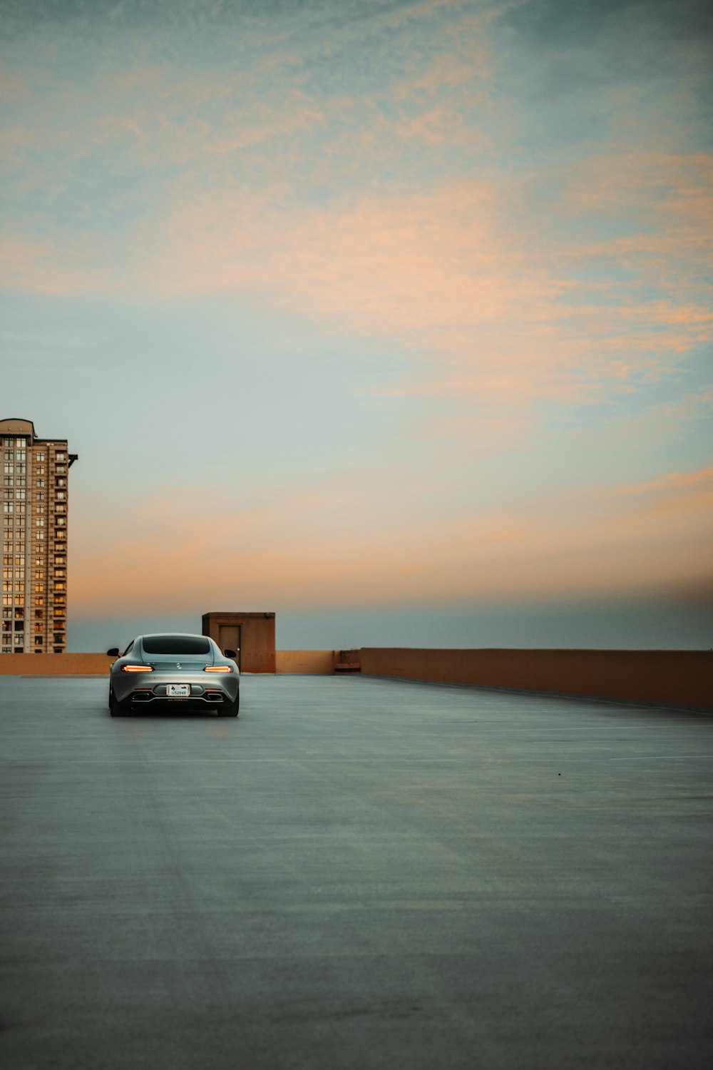 voiture blanche sur un sol enneigé au coucher du soleil