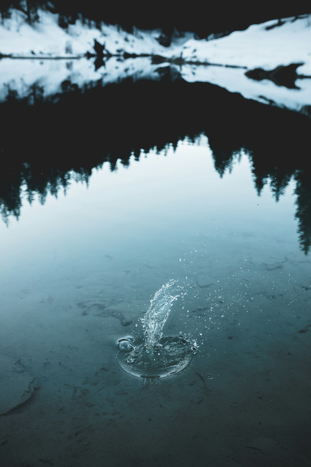 salpicaduras de agua en el cuerpo de agua