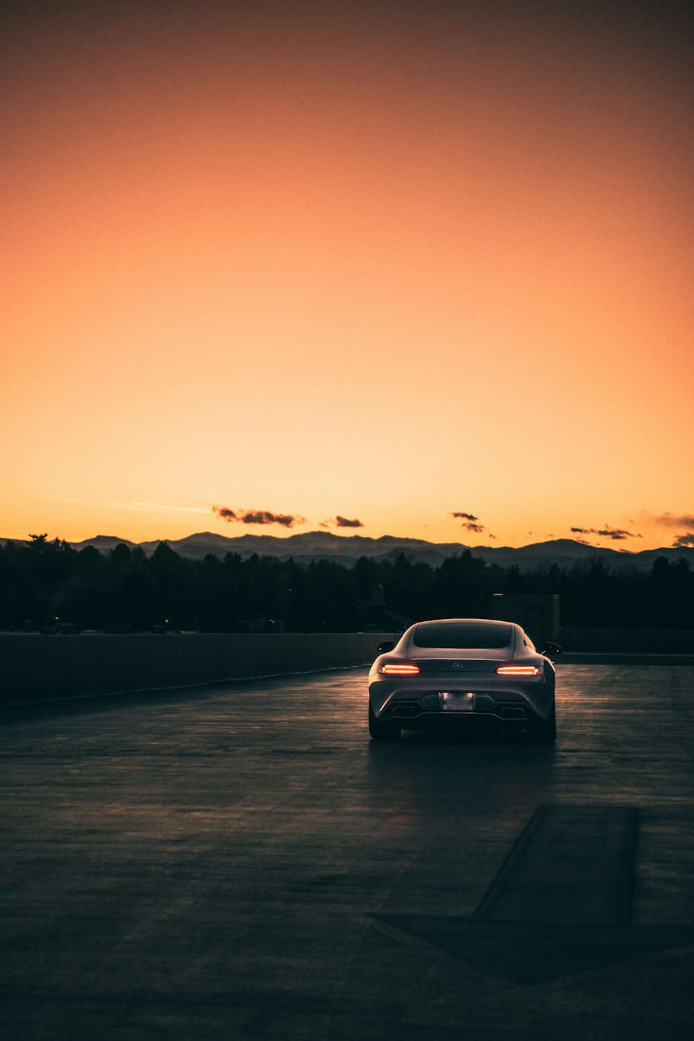 日没時の道路上の白い車