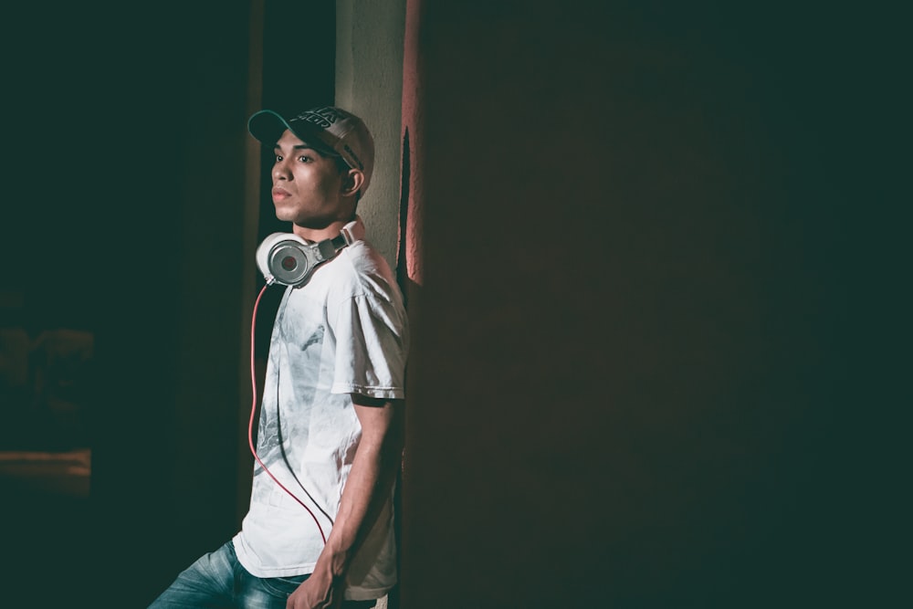 Hombre con camisa blanca abotonada con auriculares blancos