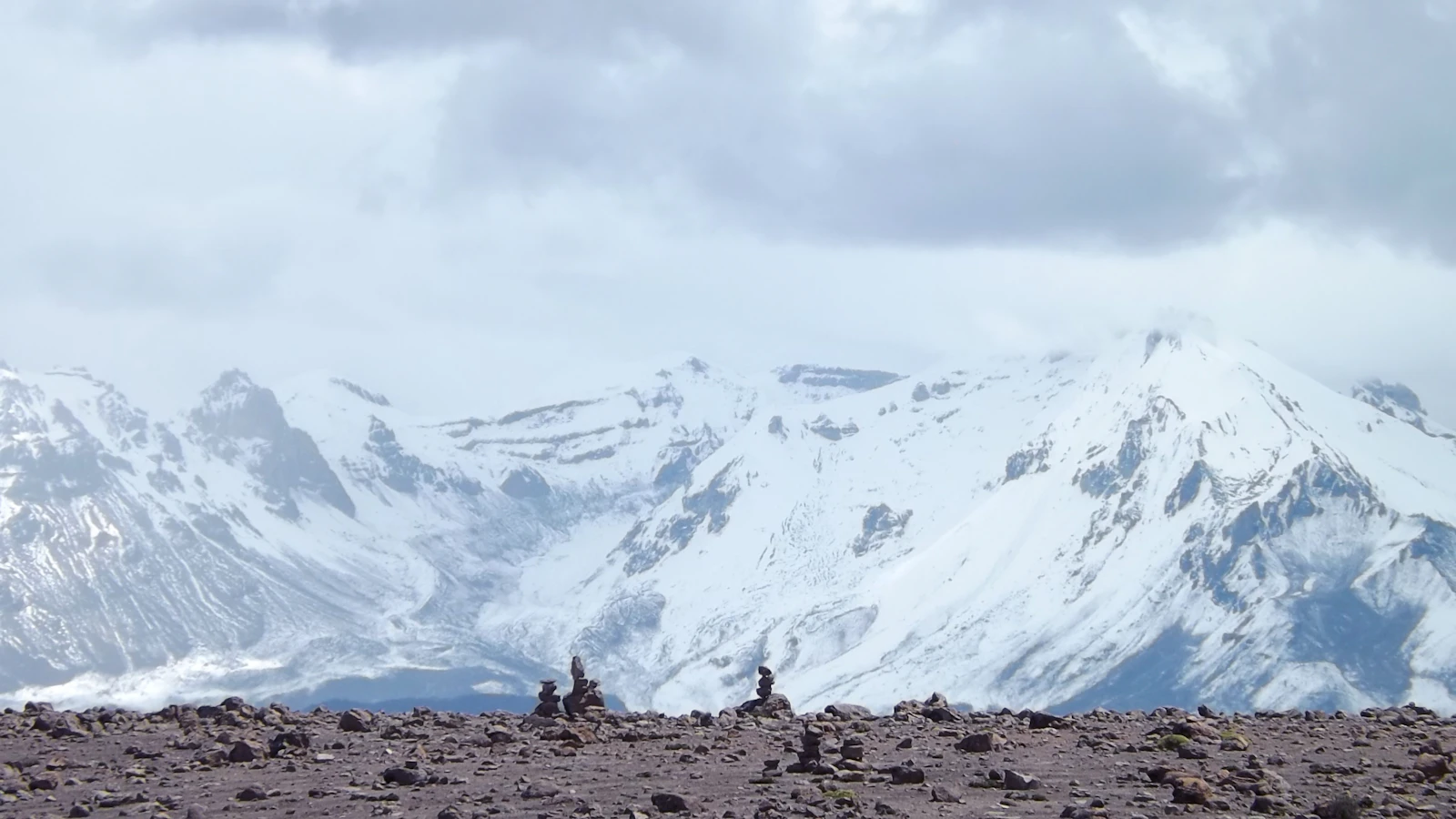 Montañas de los Andes peruanos bajo un cielo nublado