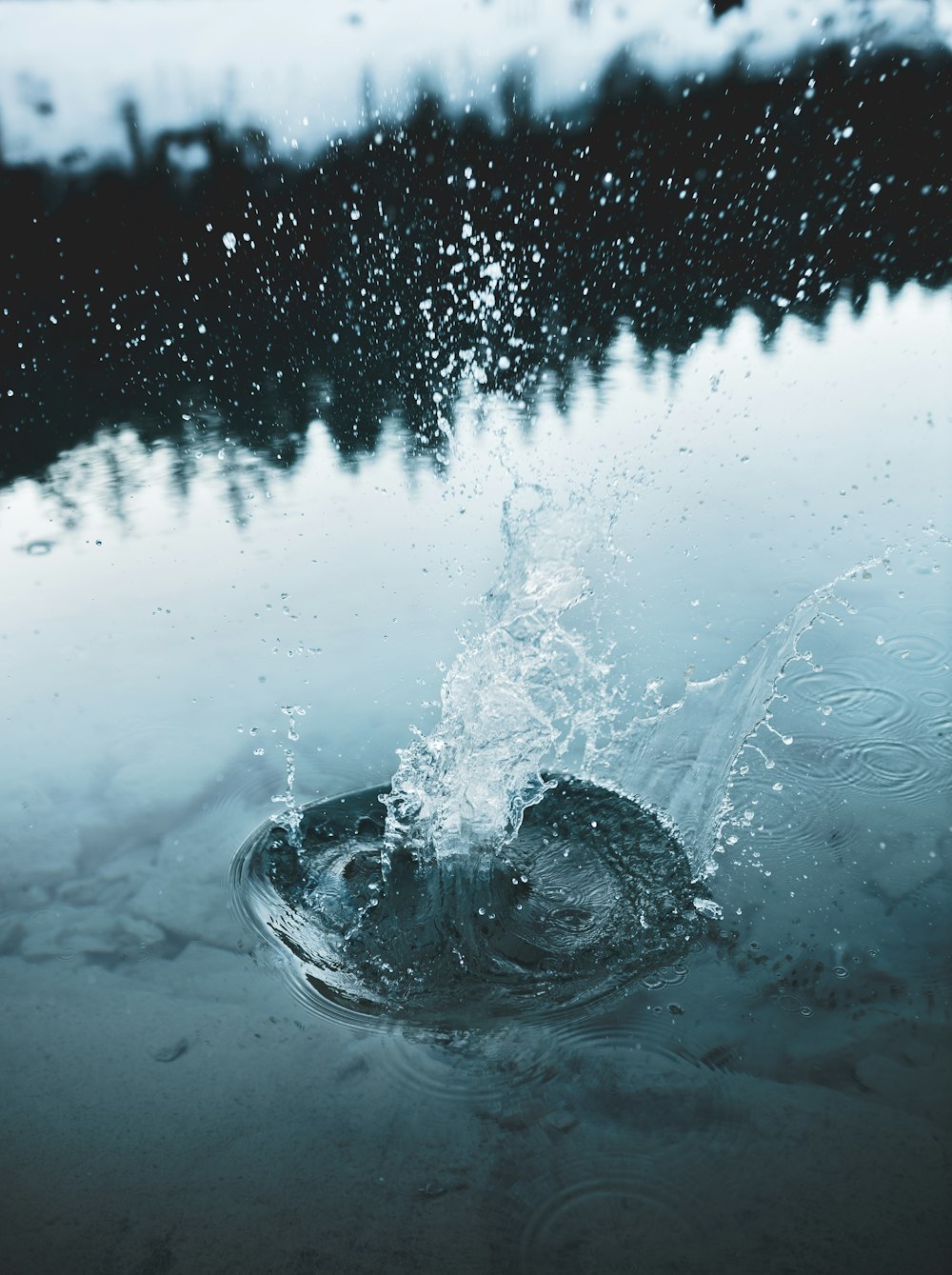 water splash on water during daytime