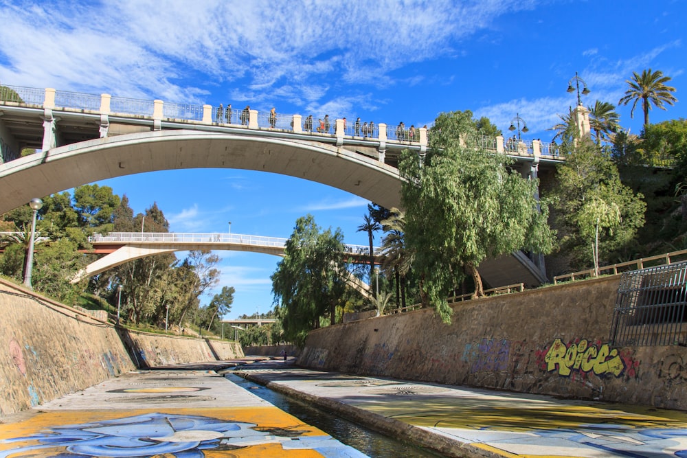 Weiße Betonbrücke über den Fluss