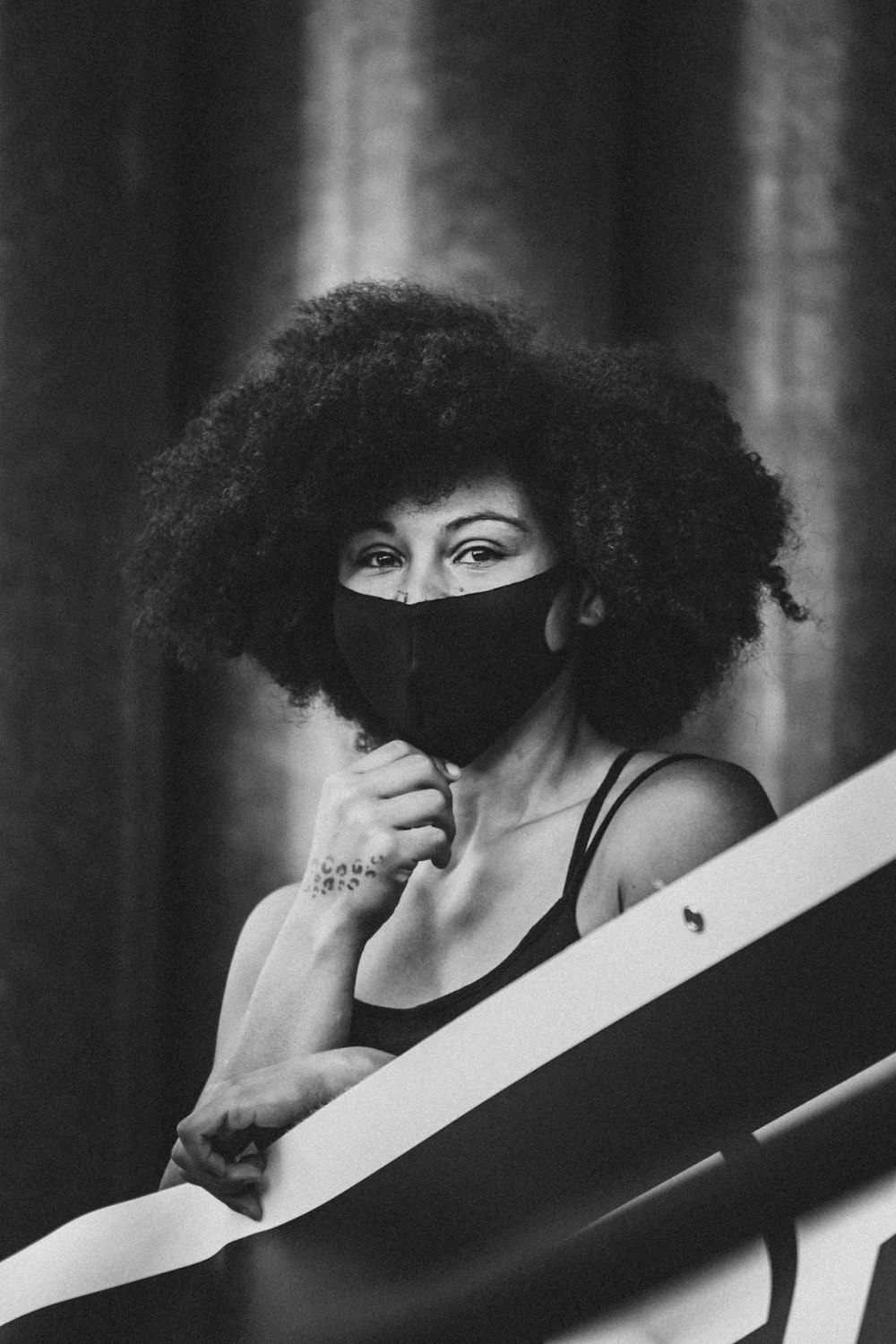 Photo en niveaux de gris d’une femme portant un masque