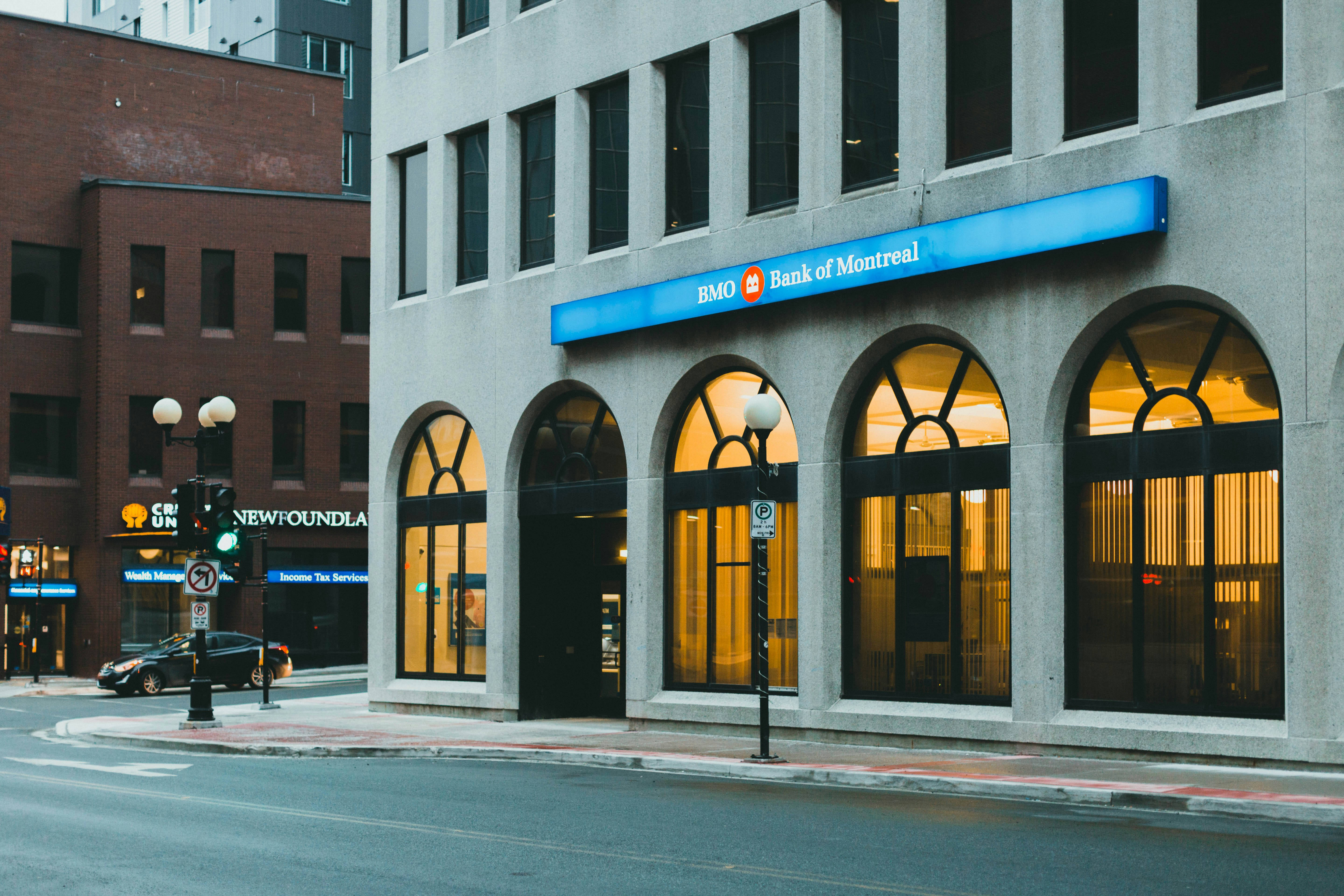 La banca avanza en accesibilidad más allá de lo exigido por la ley