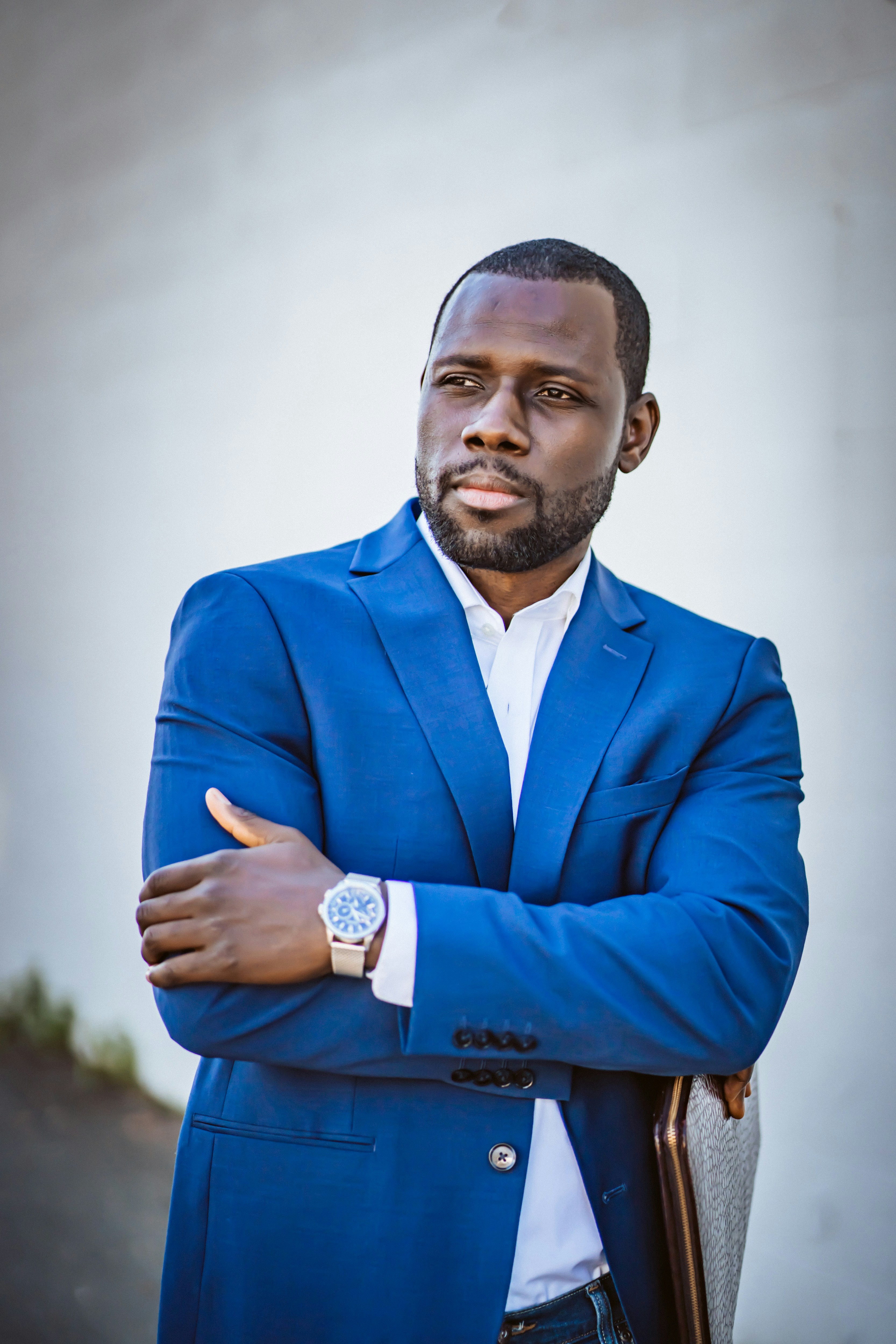 great photo recipe,how to photograph fortune vieyra dressed in business casual clothing and standing with arms crossed.; man in blue suit jacket