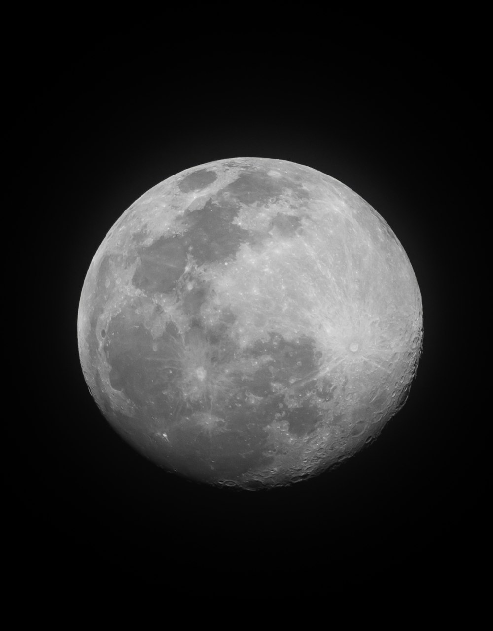 Luna llena en cielo nocturno oscuro