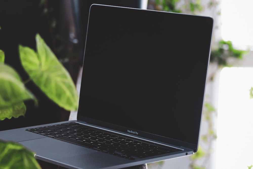 Schwarz Asus Laptop Computer auf braunem Holztisch