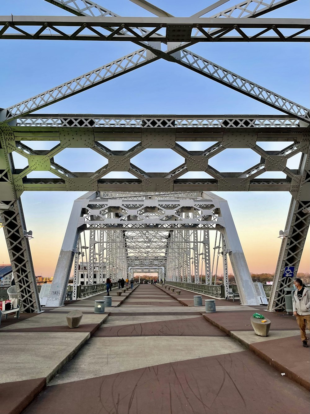 personnes marchant sur le pont pendant la journée