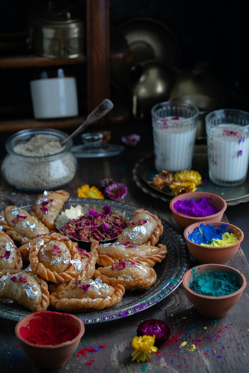 স্টেইনলেস স্টিলের ট্রেতে ভাজা খাবার