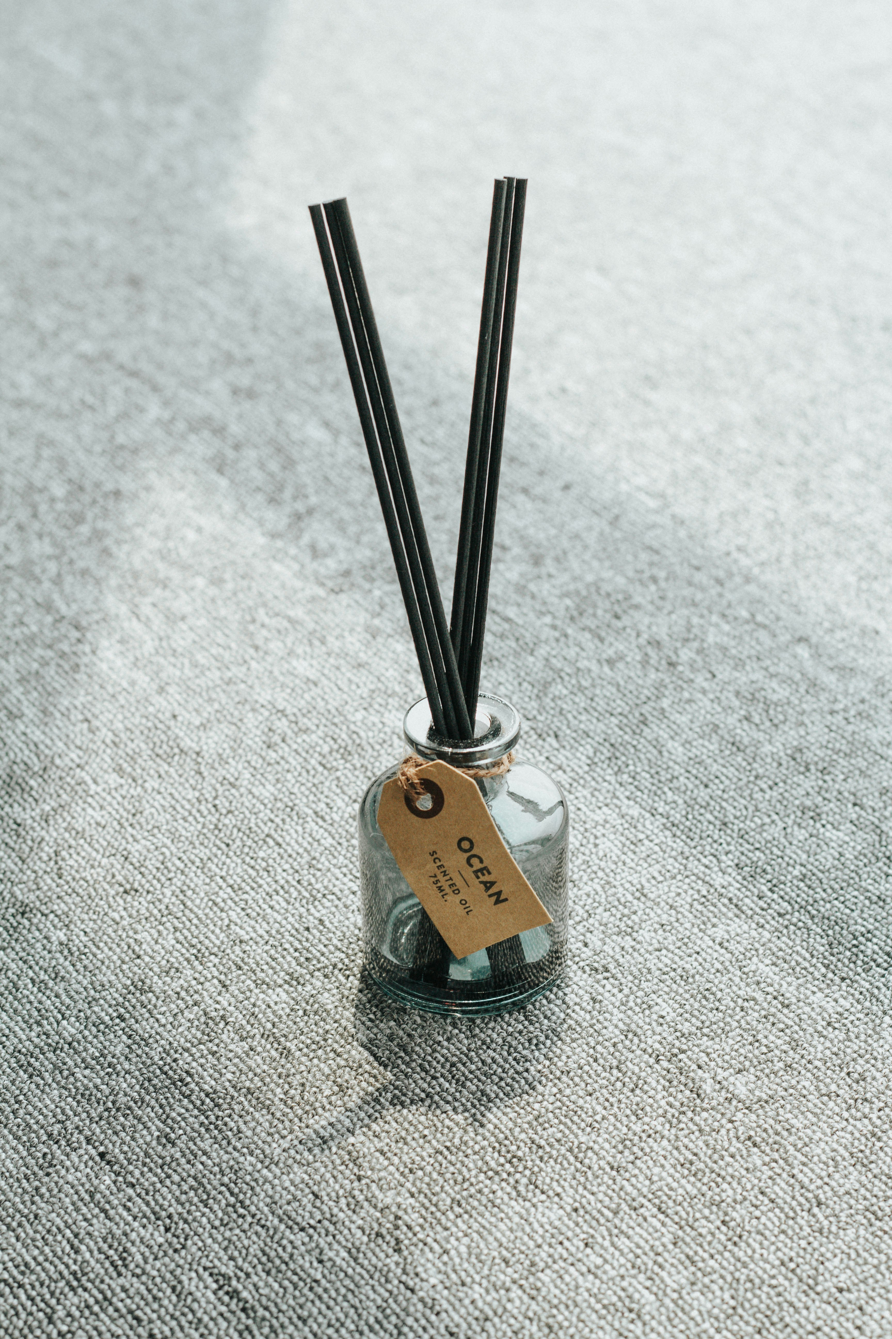 Barra negra y plateada sobre textil gris