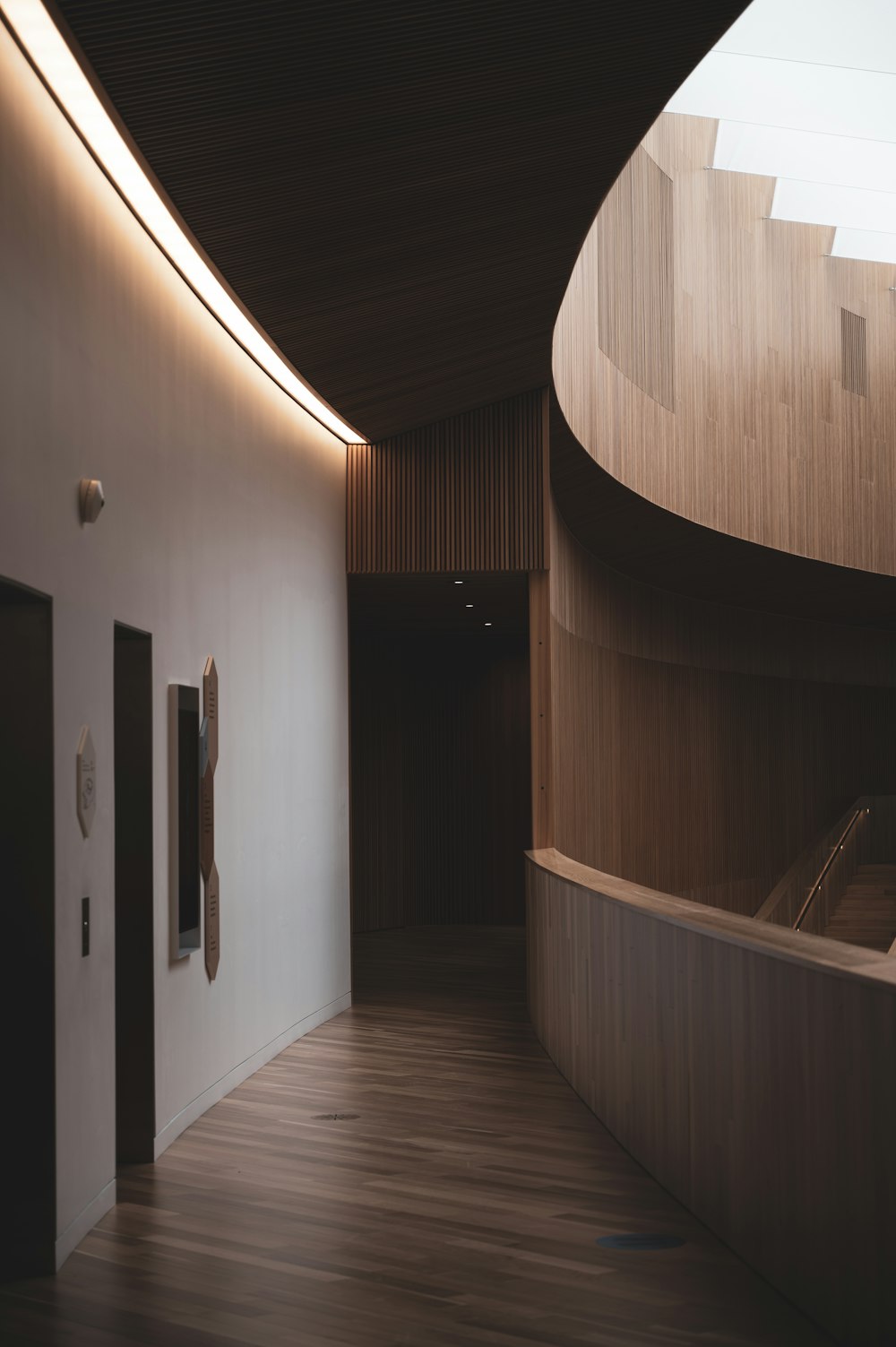 茶色と白の木製の廊下
