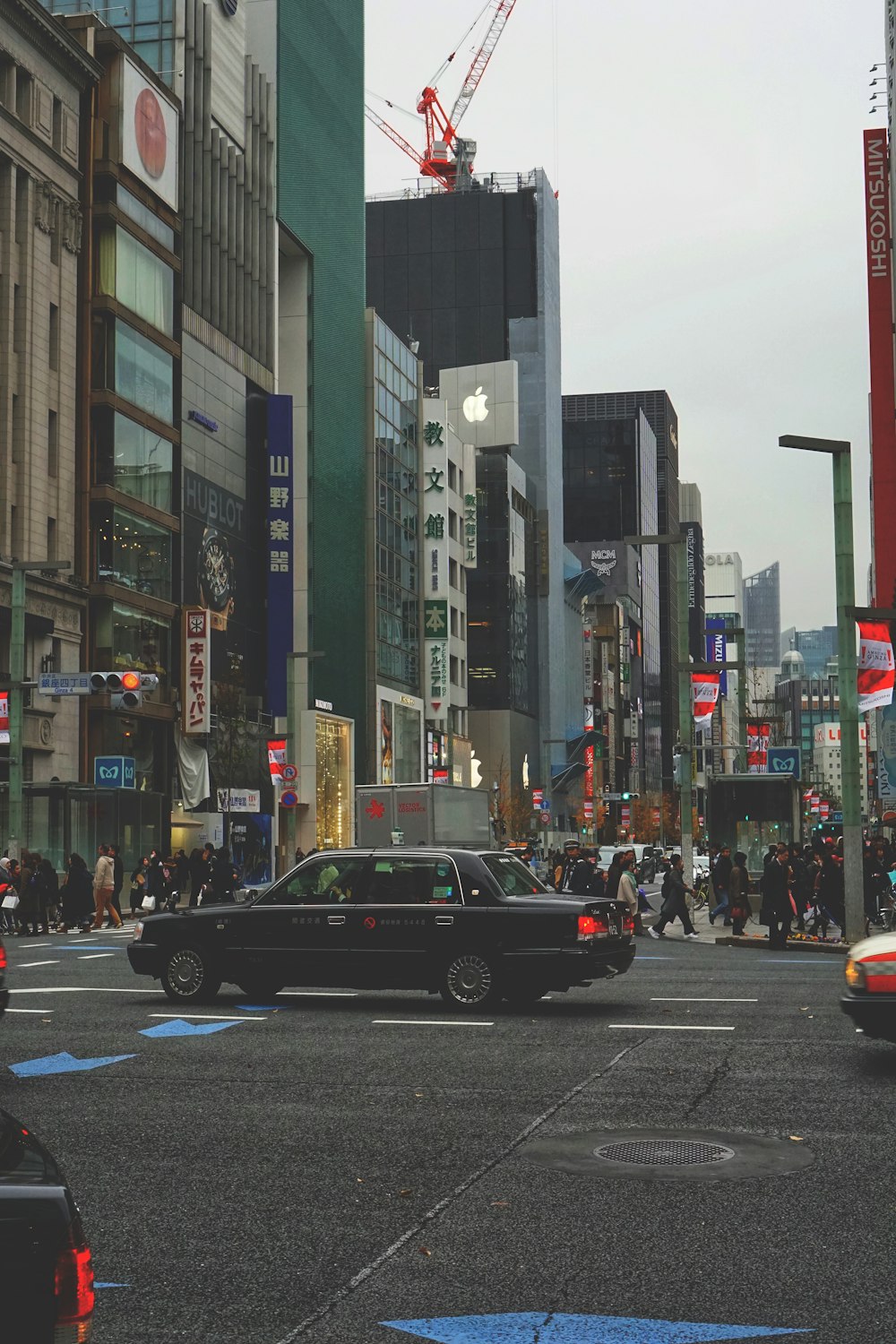 昼間の市内道路を走る車