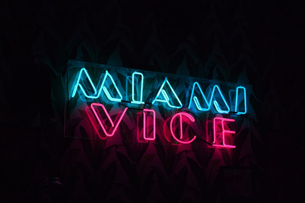 Eine Leuchtreklame mit der Aufschrift Miami Vice