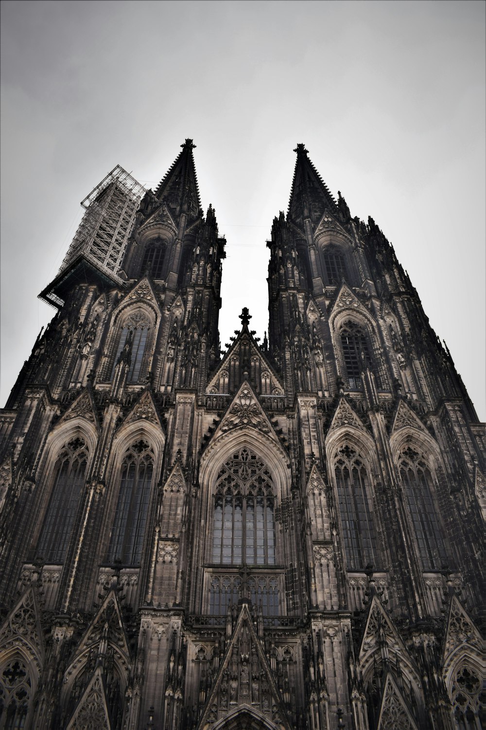 Braune Betonkirche tagsüber unter weißem Himmel